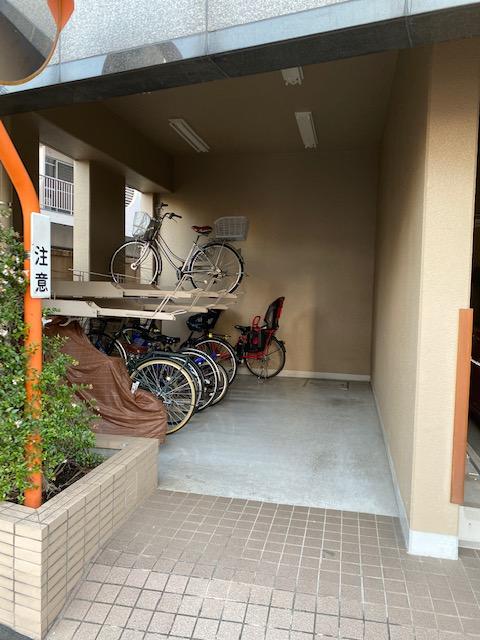 その他　屋根付きの駐輪場　保育園の送迎は自転車で便利です！