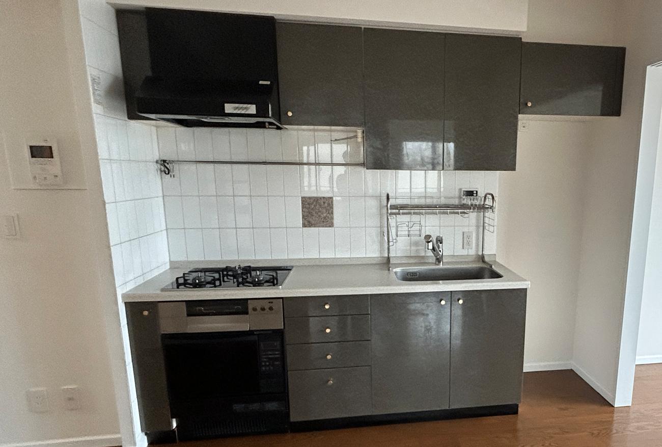 キッチン　横幅70cm程度の大きい冷蔵庫は右壁の部屋に置けます