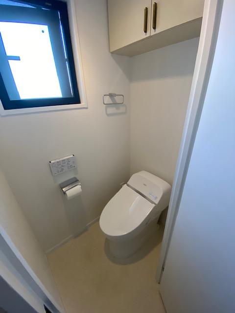 トイレ　4年前に新規設置のトイレ、真空ガラスで断熱。換気もできる