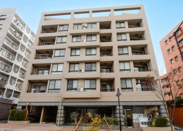 建物外観　立派な外観、山手通りに面していて、タクシーで西新宿まで５分！