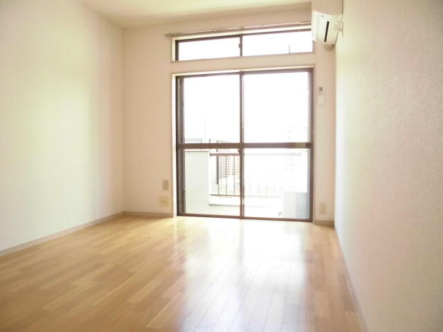 その他部屋・スペース　２面採光の明るい６帖の洋室