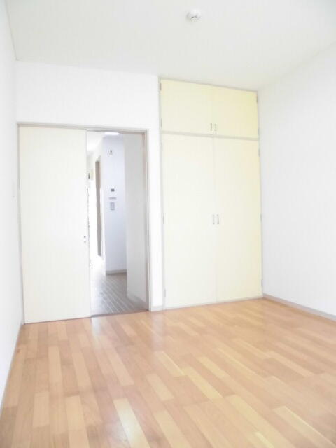 居室・リビング　居室。ベランダ側より。