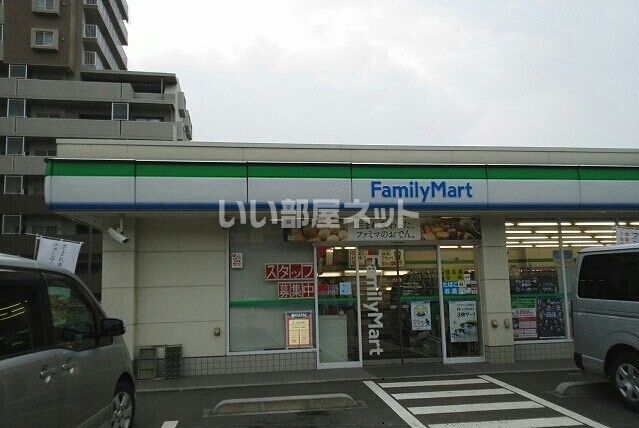 コンビニ　ファミリーマート和光白子三丁目店（コンビニ）まで296m