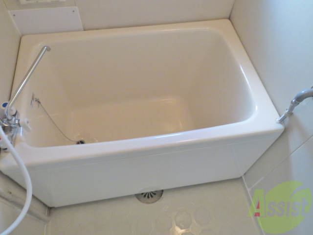 バス・シャワールーム　浴室はゆったりと浸かれるサイズ感になっています。