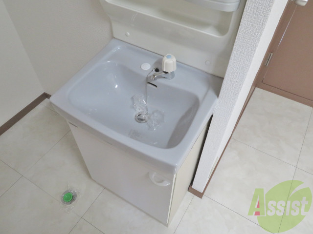 洗面設備　洗面は独立になっているので忙しい朝もばっちりですね。