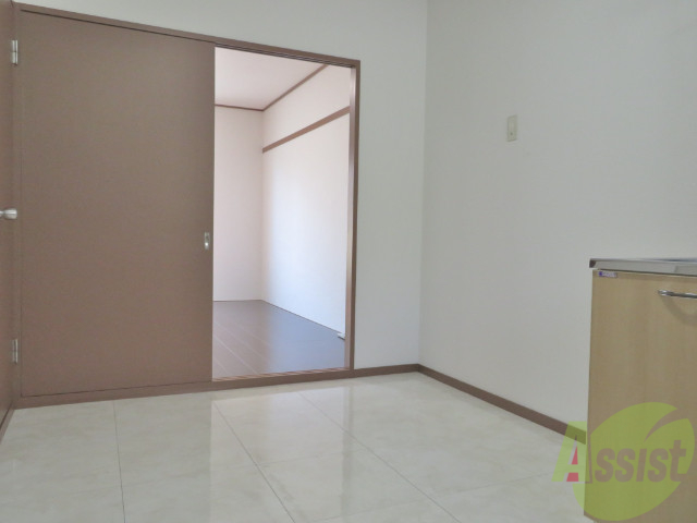 玄関　玄関を入るとダイニングキッチンなっています。