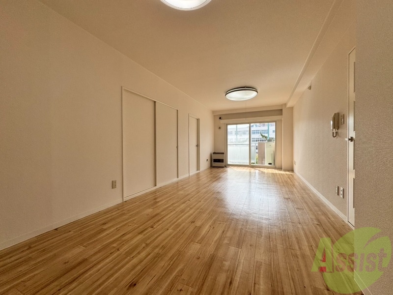 居室・リビング　木目のフローリングは落ち着きのある印象のお部屋になりますね。