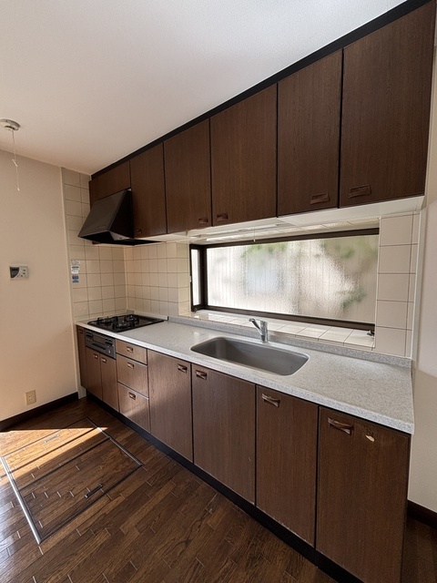 キッチン　ガスコンロ３口付