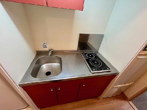 キッチン　現状優先。設置は現地と異なる可能性があります。