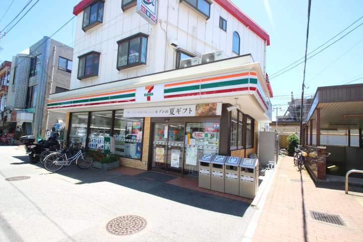 コンビニ　セブンイレブン（コンビニ）まで741m