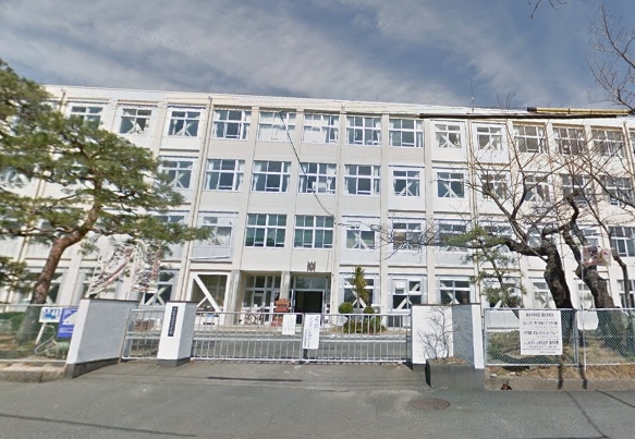 中学校　高台中学校（中学校）まで555m