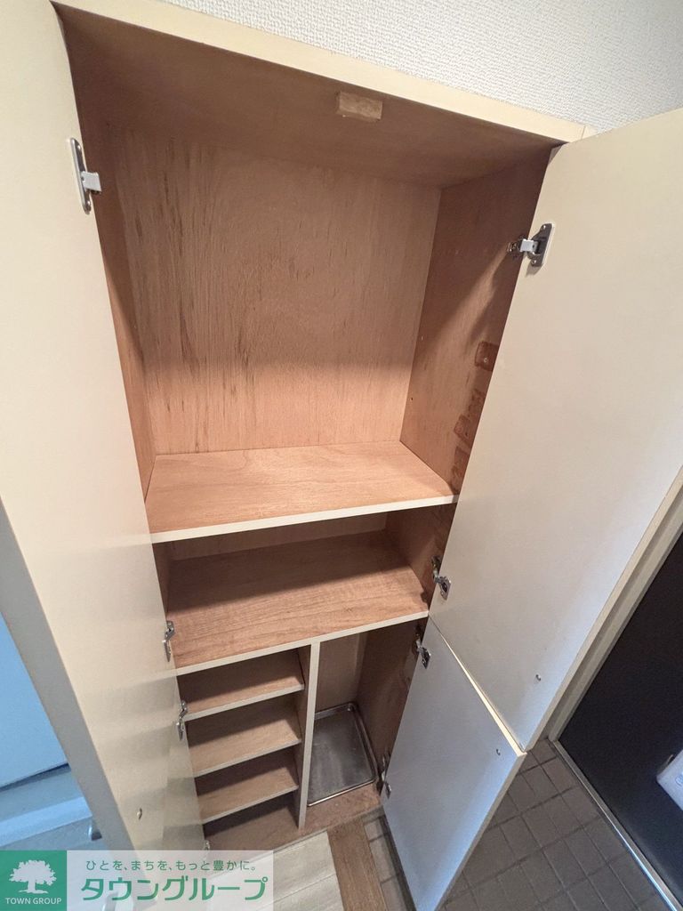 玄関　靴箱や傘置き場もあります♪