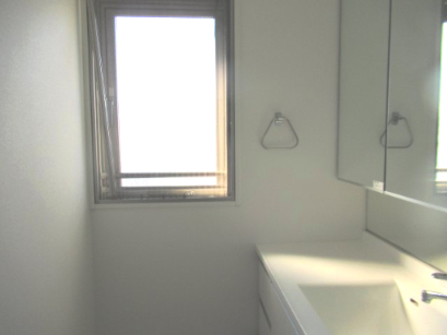 洗面設備　明るくて使いやすい洗面所です