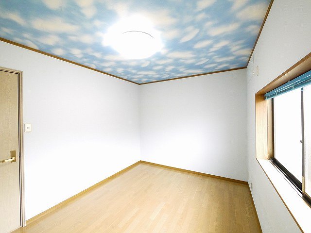 その他部屋・スペース　落ち着いた色調の寝室です