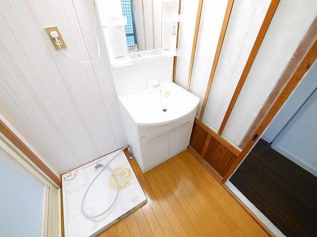 洗面設備　明るい洗面所です