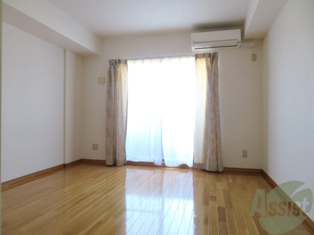 居室・リビング　明るく床も綺麗なお部屋です。陽当りも良さそうですね。