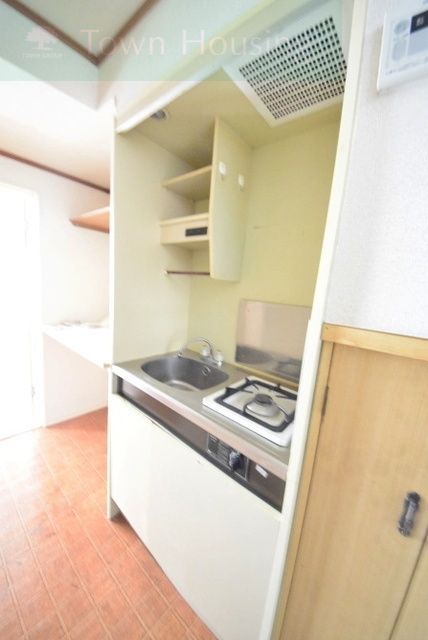 キッチン　都市ガスキッチンで隣に棚がございます