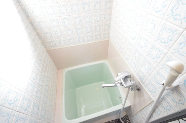 バス・シャワールーム　コンパクトなお風呂なので掃除が楽々！湯舟にも疲れるので日頃の