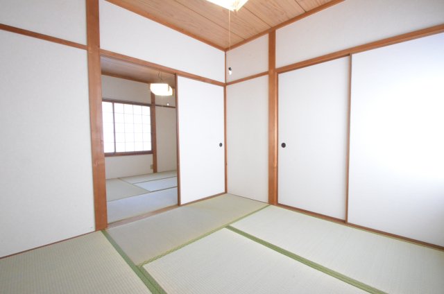 その他部屋・スペース　２階は和室が２部屋あるので寝室や普段使わないものを置いてもよ