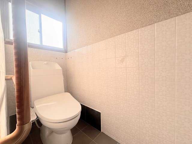 トイレ　手すりが付いてるのでお年寄りの方も安心です！窓が付いてるので