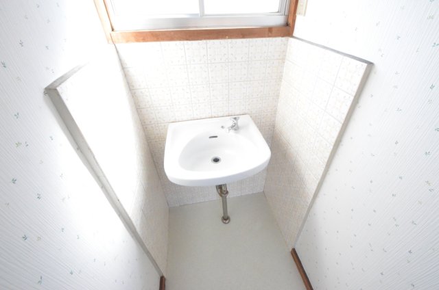 洗面設備　簡易の洗面設備付き！日差しが入るので朝の用意中に目が覚めそう