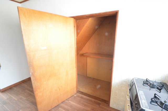 収納　階段下に嬉しい収納が◎ここに料理でたまに使うホットプレートと