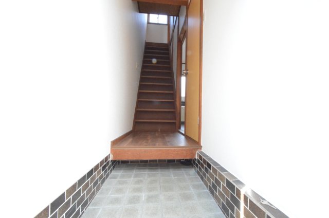 玄関　２階に窓もあるので風通しはいい感じ◎