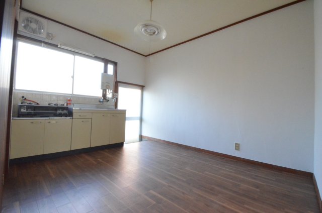 居室・リビング　勝手口が付いてる珍しいキッチンです！外に用事があるときもすぐ