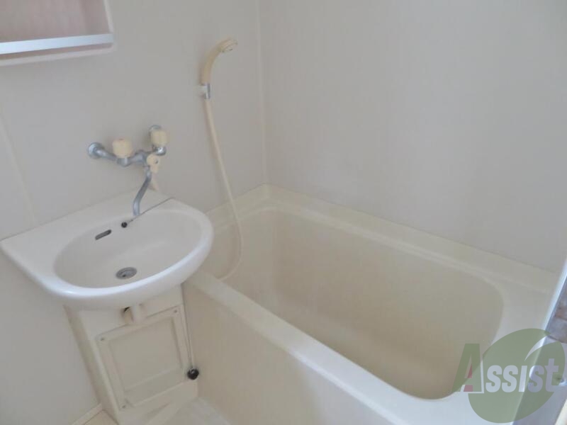 バス・シャワールーム　洗面も付いたお風呂ですが広いので気にならないかも、