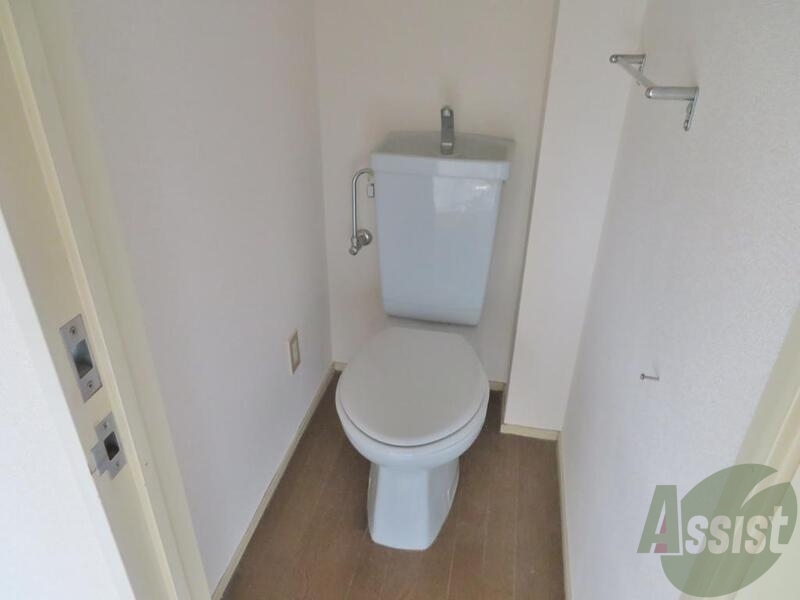 トイレ　トイレは無駄なものは付かず落ち着く広さです。