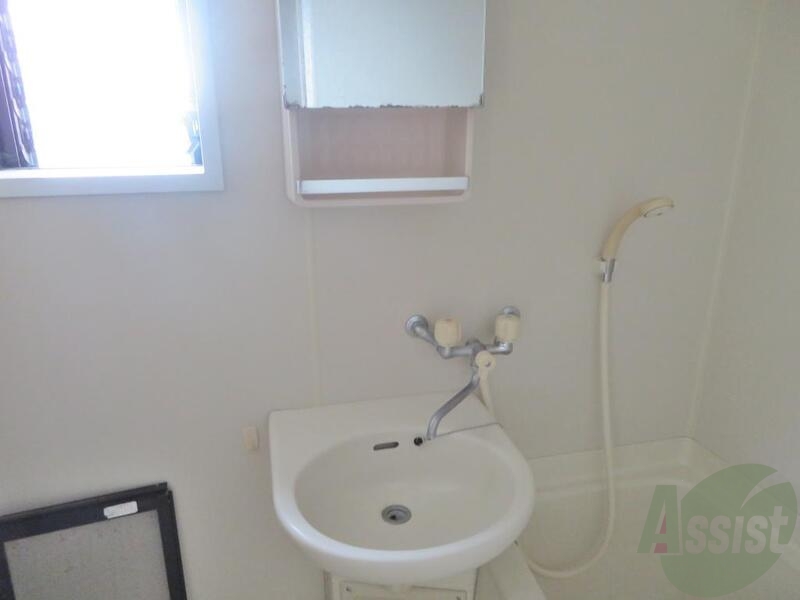 洗面設備　洗面はかわいいボウル型。鏡付きも嬉しいです。