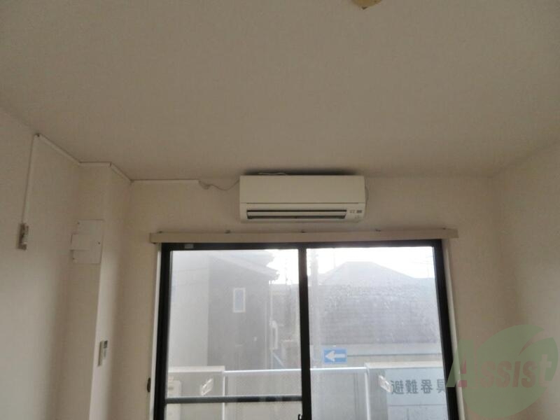 その他設備　エアコンはお部屋の真ん中に一台。いい位置に付いてます。