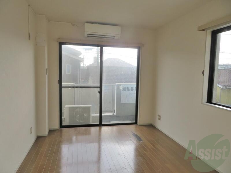 居室・リビング　縦長のお部屋ですね。フローリングで掃除がしやすそうです。