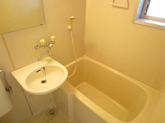 バス・シャワールーム　バストイレ別にリフォーム済み