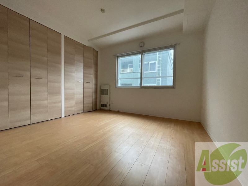 その他部屋・スペース　寝室はこちらです。光が差し込む、温かみのあるお部屋です。