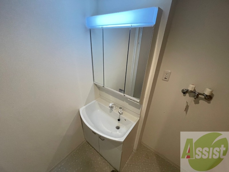 洗面設備　大きくて使いやすそうな独立洗面台になっています。