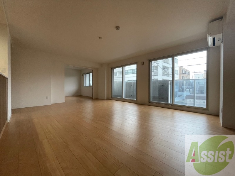 居室・リビング　リビングです。木目のフローリングが落ち着きますね。