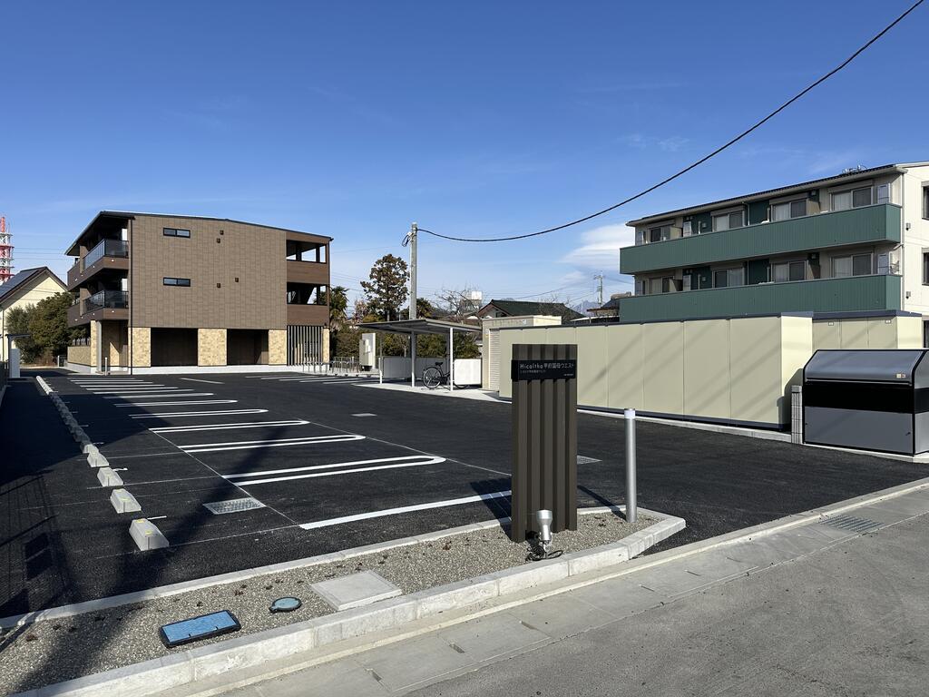 駐車場　敷地内には駐輪場、バイク置き場、宅配ボックス、物置あり