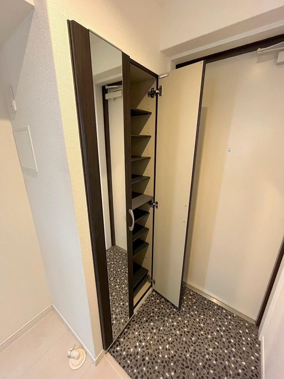 エントランス　シューズボックス　全身鏡があり便利