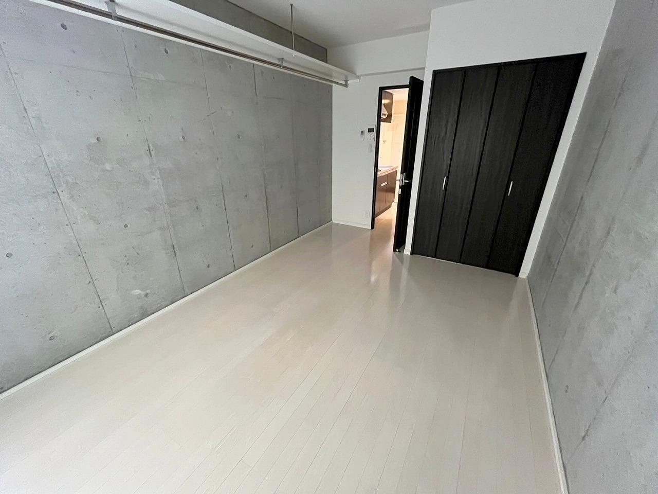 その他部屋・スペース　コンクリート打ち放しのクロスがアクセント