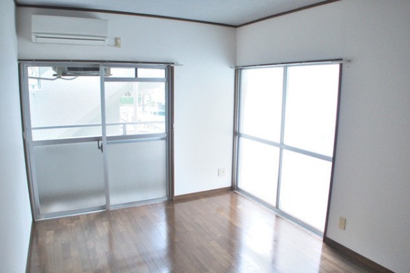 居室・リビング　角部屋で明るい洋室