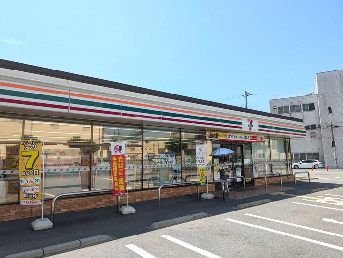 コンビニ　セブンイレブン（コンビニ）まで400m