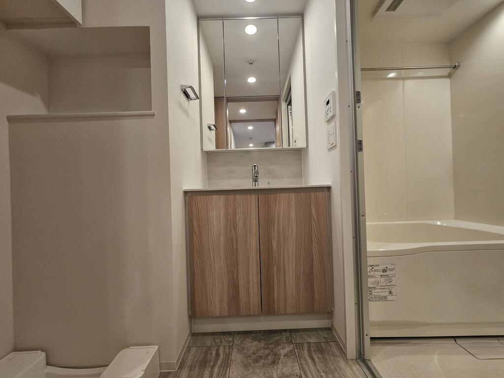 洗面設備　広々独立洗面台です