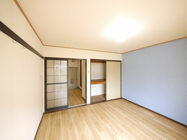 その他部屋・スペース　開放的な寝室です