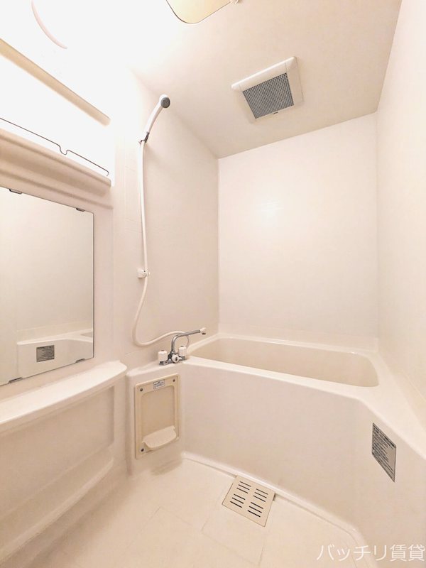 バス・シャワールーム　別号室タイプの為、現状を優先いたします