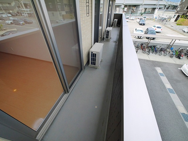 バルコニー　お洗濯にも便利なバルコニー付き