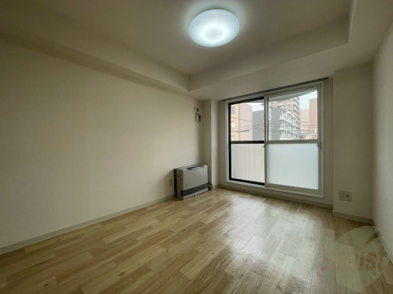 その他部屋・スペース　寝室はこちらです。光が差し込む、温かみのあるお部屋です。