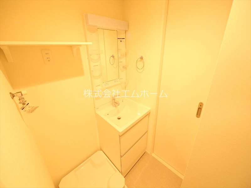 洗面設備　脱衣所　独立洗面台（シャンプードレッサー付）　同仕様写真