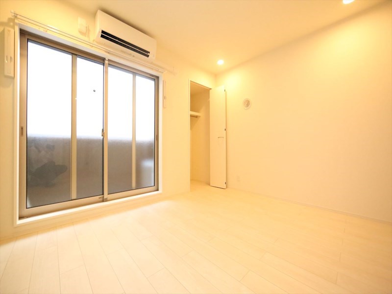 居室・リビング　洋室7.1帖　クローゼット付　バルコニー　同仕様写真