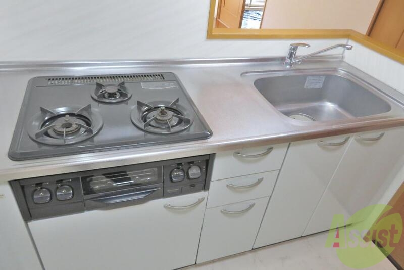 キッチン　３口のガスコンロ付きのシステムキッチン。お掃除も楽チン。